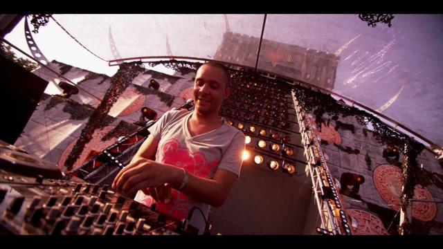 Wildstylez Feat. Niels Geusebroek - Year Of Summer (Official Videoclip)