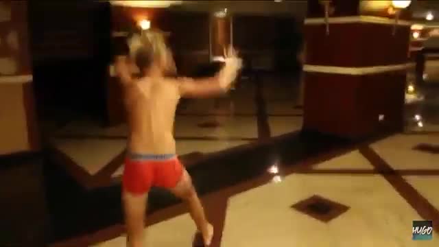 Hugo stunt in zijn Vingino onderbroek