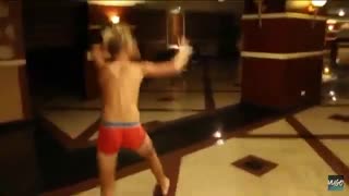 Hugo stunt in zijn Vingino onderbroek